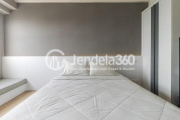 Bedroom Good Deal Studio Apartment Middle Floor with City View at Parkland Avenue Apartment