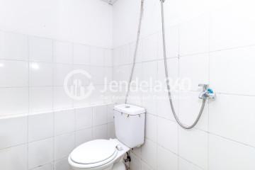 Bathroom Studio Gading Nias Apartment at Tower Dahlia