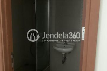 Bathroom Best Deal 1BR Apartment at Paladian Park Tower F