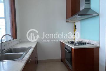 Kitchen Spacious 3BR Apartment Low Floor with City View at Essence Darmawangsa Apartment