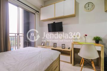 Bedroom Simply Look Studio Apartment Low Floor with City View at Springwood Residence