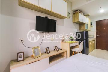 Bedroom Simply Look Studio Apartment Low Floor with City View at Springwood Residence