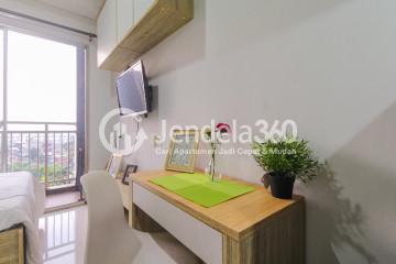 Bedroom Simply Look Studio Apartment Low Floor with City View at Springwood Residence