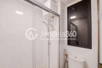 Bathroom 2BR Apartment with City View at Sky House BSD Apartment