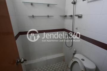 Bathroom Low Floor 2BR Apartment with  View at Gunawangsa Manyar Apartment