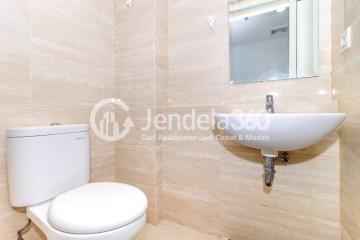 Bathroom Studio Springwood Residence Apartment at High Floor