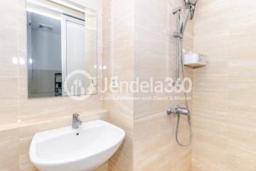 Bathroom Studio Springwood Residence Apartment at High Floor