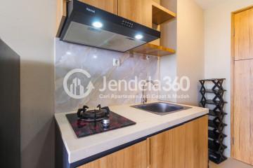 Kitchen Strategic Location Studio Apartment Middle Floor with Swimming Pool View at Gateway Park LRT City Apartment