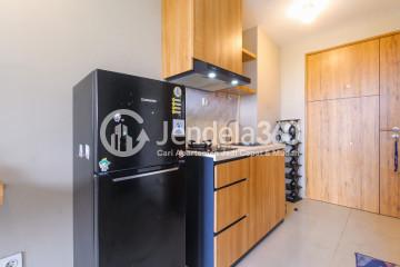 Kitchen Strategic Location Studio Apartment Middle Floor with Swimming Pool View at Gateway Park LRT City Apartment