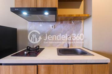 Kitchen Strategic Location Studio Apartment Middle Floor with Swimming Pool View at Gateway Park LRT City Apartment