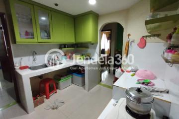 Kitchen 3BR Mitra Bahari Apartment at Low Floor