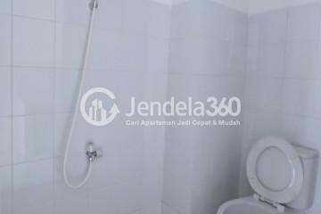 Bathroom Simply Look Studio Apartment Low Floor with  View at Gunung Putri Square Apartment