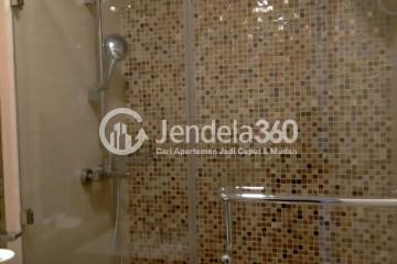 Bathroom High Floor 2BR Apartment with Sea View at Condominium Green Bay Pluit SeaView