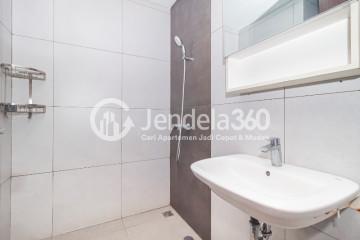 Bathroom Middle Floor Studio Apartment with City View at LRT City Green Avenue Apartment