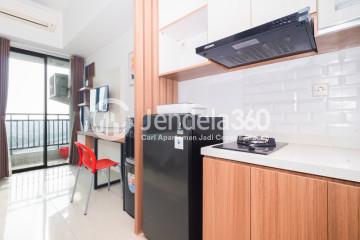 Kitchen Middle Floor Studio Apartment with City View at LRT City Green Avenue Apartment