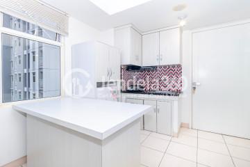 Kitchen Best Deal 2BR Apartment High Floor with City n pool View at The Springlake Summarecon