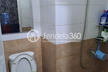 Bathroom Middle Floor Studio Apartment with City View at Green Pramuka City Apartment