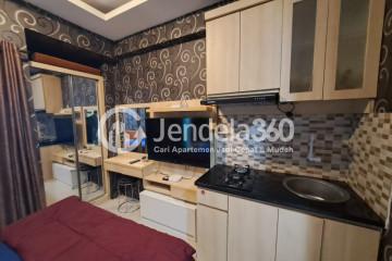 Kitchen Middle Floor Studio Apartment with City View at Green Pramuka City Apartment