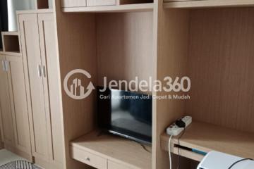 Living Room Restful 1BR Apartment Low Floor with City View at Apple 1 Residence