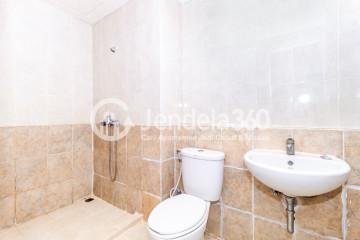 Bathroom 1BR Apartment with City View at Silkwood Residence