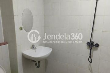 Bathroom 1BR Gunawangsa MERR Apartment at Middle Floor