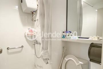 Bathroom Tidy 1BR Apartment High Floor with City View at Podomoro Golf View Apartment