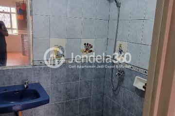 Bathroom Stylish 2BR Apartment Low Floor with City View at Modernland Golf Apartment