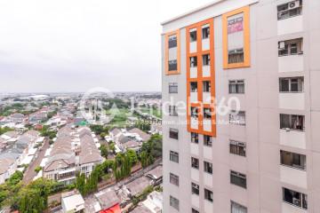 Balcony Middle Floor Studio Apartment with City View at Gading Nias Apartment