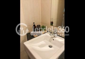 Bathroom 2BR Kuningan Place Apartment at Low Floor