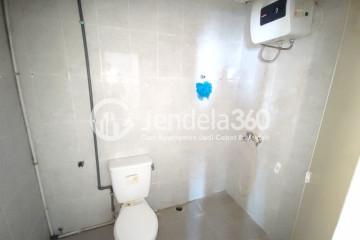 Bathroom Homey 2BR Apartment Middle Floor with City View at Condominium Rajawali Apartment