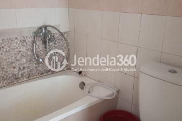 Bathroom 2BR Apartment with City View at Permata Eksekutif Apartment