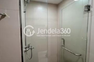 Bathroom Tidy Studio Apartment Middle Floor with City View at Gateway Park LRT City Apartment