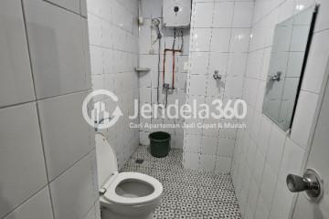 Bathroom Middle Floor 2BR Apartment with  View at Emerald Bintaro Apartment