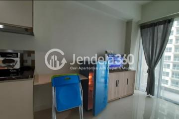 Bedroom Studio Apartment with Swimming Pool View at Green Sedayu Apartment