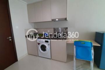 Kitchen Studio Apartment with Swimming Pool View at Green Sedayu Apartment