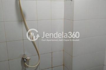 Bathroom Middle Floor Studio Apartment with City View at Gunung Putri Square Apartment