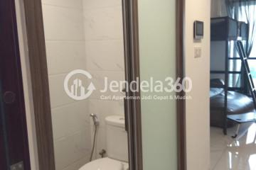 Bathroom Studio Apartment with City View at Sky House Alam Sutera