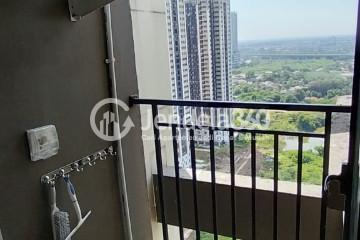 Balcony Peaceful Studio Apartment High Floor with City View at Meikarta Apartment