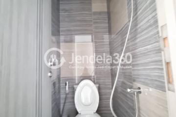 Bathroom 2 Low Floor 2BR Apartment with Swimming Pool View at Southgate Residence