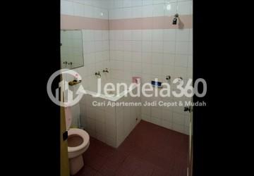 Bathroom 3BR Mangga Dua Court Apartment at Low Floor