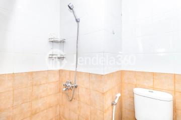 Bathroom Simply Look 2BR Apartment at Green Pramuka City Apartment Tower Penelope