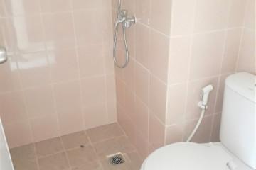 Bathroom 2BR Apartment with City View at Podomoro Golf View Apartment