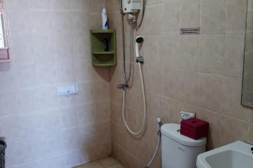 Bathroom 2BR Apartment with City View at Cosmo Terrace - Jakarta Residence Thamrin City