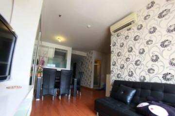 Living Room High Floor 2BR Apartment with City View at Cosmo Mansion - Jakarta Residence Thamrin City