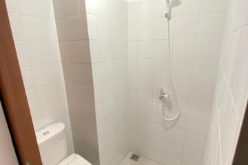 Bathroom Low Floor Studio Apartment with City View at EcoHome Citra Raya