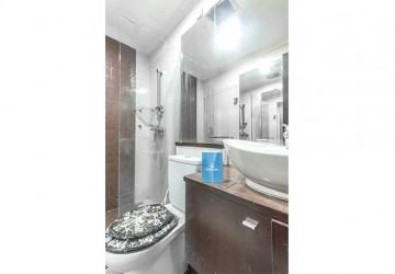 Bathroom 3BR Apartment with City View at Sudirman Park Apartment