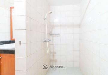 Bathroom Aston Rasuna Apartment 3BR View City (Barat)