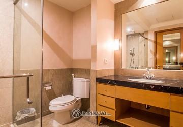 Bathroom 4BR Apartment with Pool View at Pakubuwono Residence