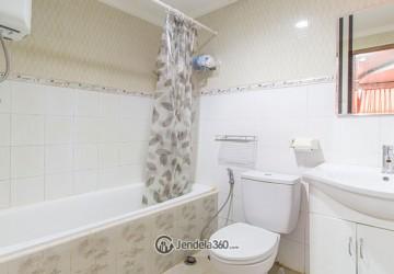 Bathroom High Floor 3BR Apartment with City View (Selatan) View at Casablanca Mansion