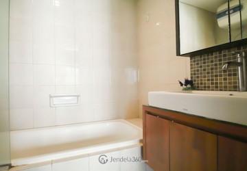 Bathroom Strategic Location 3BR Apartment Middle Floor with Pool View (Selatan) View at Thamrin Residence Apartment